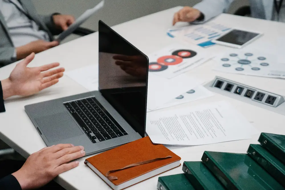Réunion professionnelle autour de documents contractuels